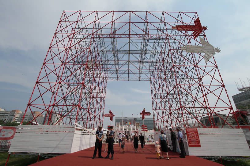 С 2011 по 2014 год День города становился центром фестиваля «Белые ночи», одного из самых масштабных культурных проектов команды губернатора Олега Чиркунова. Мероприятия фестиваля длились около месяца. &lt;br>На фото: вход в фестивальный городок, выполненный в виде огромной буквы П, июнь 2012 года&lt;br>&lt;br>   