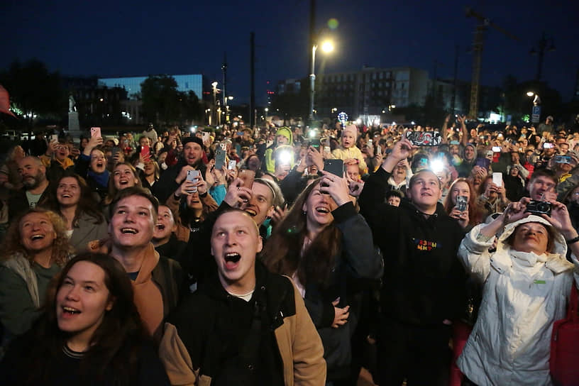 В 2023 году, по сути, было два Дня города: первый — традиционно — 12 июня; второй — в конце августа, масштабный концерт со Львом Лещенко и Сергеем Шнуровым — завершал «Город встреч». Мероприятия, приуроченные к юбилею города, в течение года посетило 6 млн человек, онлайн-трансляции событий набрали свыше 24 млн просмотров. &lt;br>На фото: пермяки в момент наступления 300-летия города, ночь с 11 на 12 июня 2023 года&lt;br>&lt;br>   