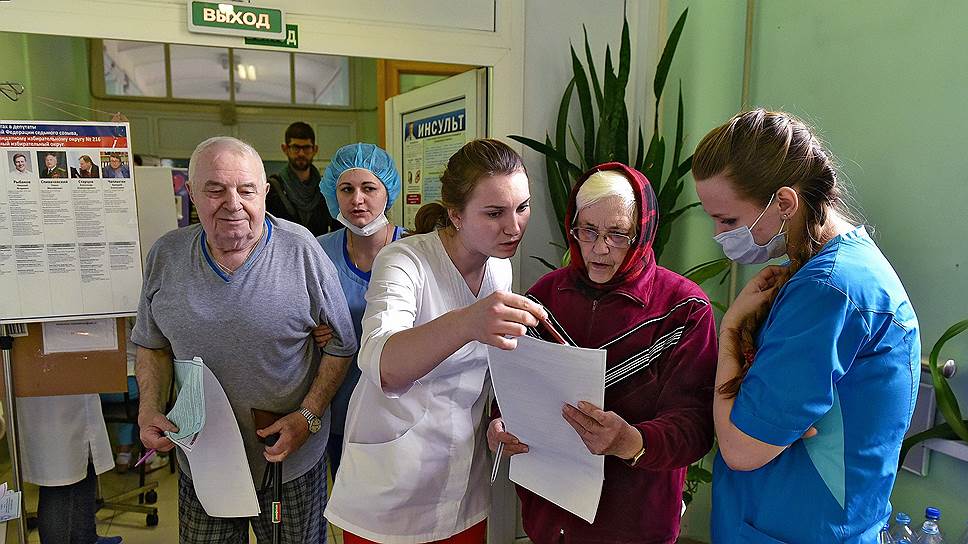 Пациенты Покровской больницы во время голосования на избирательном участке