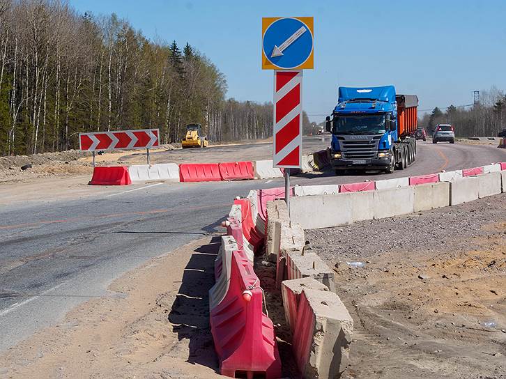 По информации комитета по дорожному хозяйству Ленобласти, в настоящее время региональный дорожный фонд составляет примерно 8 млрд рублей, из них только 20% тратится на текущий ремонт региональных трасс, остальное идет на реконструкцию и строительство новых объектов транспортной инфраструктуры