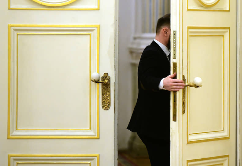 В Петербургском парламенте со вчерашнего дня установлен лимит на посещения — не более трех человек к одному депутату в день