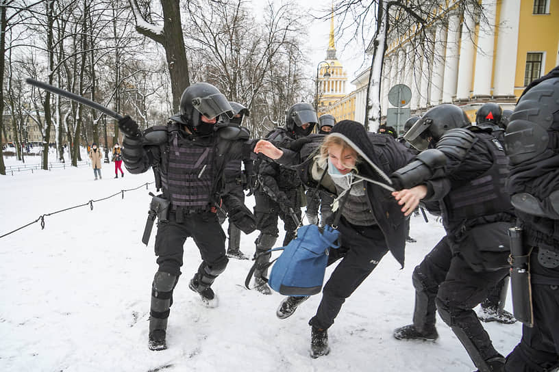 Депутаты предлагают снять существующие запреты на публичные акции, уменьшить расстояние между одиночными пикетчиками, снять запрет на акции на Дворцовой площади, Невском проспекте и Исаакиевской площади