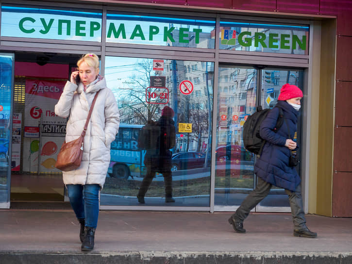 Вход в гипермаркет Green. Ленинский проспект, 128