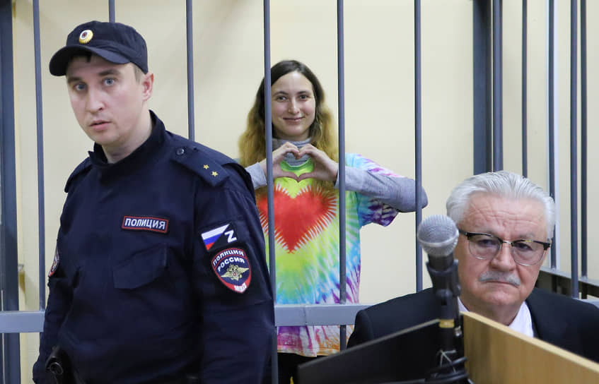 Александра Скочиленко и ее адвокат Юрий Новолодский (справа) перед заседанием Василеостровского городского суда