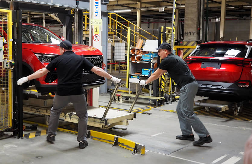 В июне на заводе АвтоВАЗ в Петербурге (бывший Nissan) началось производство локализованной модели Bestune T77 компании FAW под брендом Lada X-Cross 5