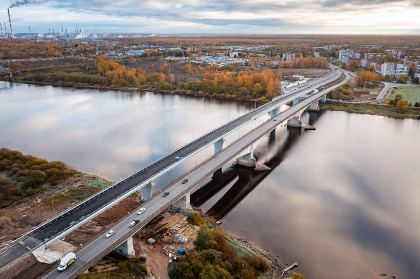 Сейчас на походах к мосту в Киришах завершается монтаж барьерного ограждения и перил, а также благоустройство прилегающей территории