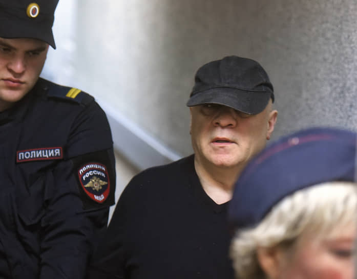Александр Ебралидзе в 2021 году был помещен под стражу по обвинению в присвоении почти 3 млрд рублей, хранившихся в Констанс-банке. В этом году суд прекратил уголовное преследование предпринимателя по четырем из пяти эпизодов в связи с истечением срока давности