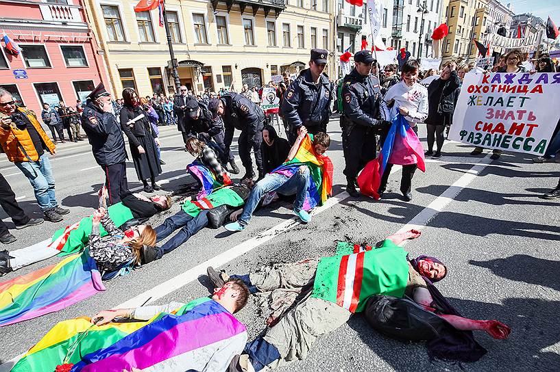 Участники акции против убийства мужчин-геев в Чеченской Республики на Невском проспекте.

