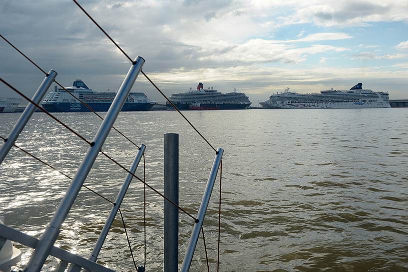 Круизные лайнеры в Морском Порту Санкт-Петербурга — &quot;Морской фасад&quot;.
