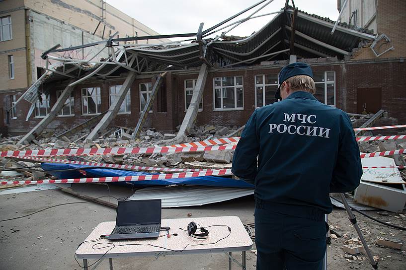 Последствия обрушения крыши спортивного зала строящейся школы в жилом комплексе &quot;Новое Мурино&quot;