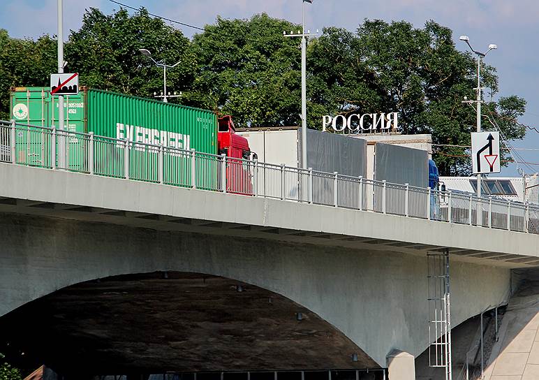 Государственная граница между Россией с Эстонией и Евросоюзом. Мост через пограничную реку Нарва. МАПП (Международный автомобильный пункт пропуска) &quot;Ивангород&quot;.
