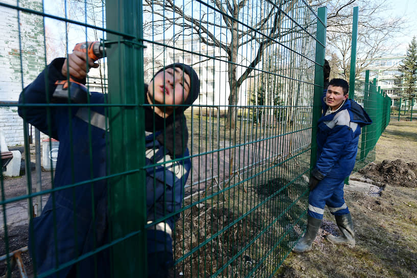 Проверка готовности пансионата &quot;Заря&quot; в качестве обсервационного (карантин) центра. Рабочие во время монтажа забора вокруг корпуса, в котором будет проходить карантин для граждан, вернувшихся из-за границы