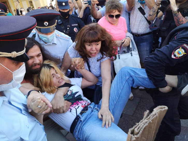 Акция возле Гостиного двора в поддержку протестов в Хабаровске. Первые задержания на акции