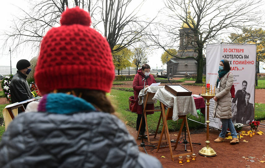 Акция памяти жертв политических репрессий у Соловецкого камня на Троицкой площади Петроградской стороны