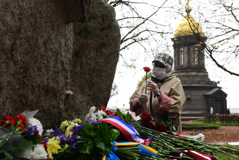 Акция памяти жертв политических репрессий у Соловецкого камня на Троицкой площади Петроградской стороны