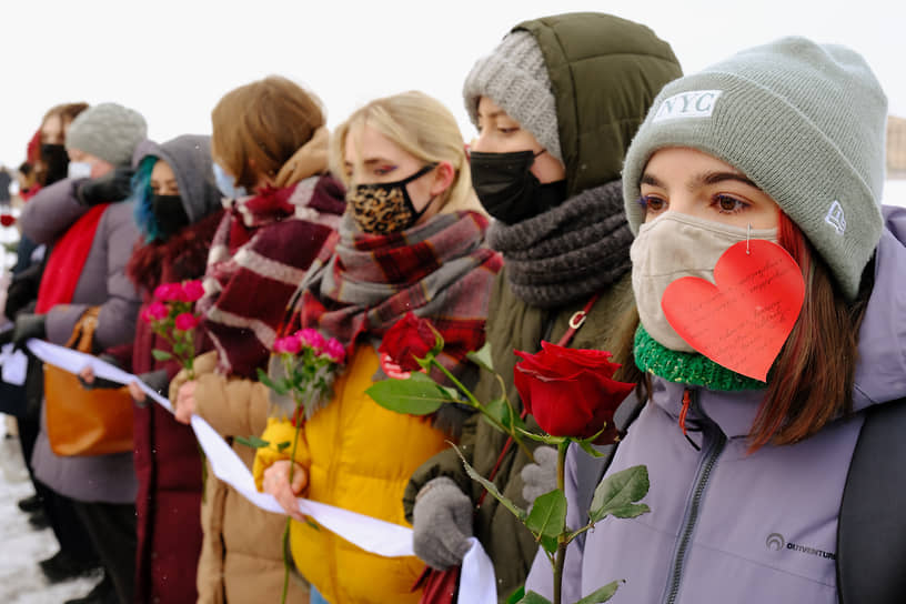 Акция &quot;Цепь солидарности&quot; в поддержку Юлии Навальной и всех женщин-политзаключенных у памятника жертвам политических репрессий на Воскресенской набережной