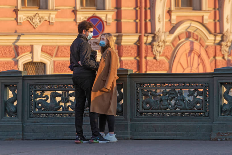 Молодые люди в медицинских масках на Аничковом мосту