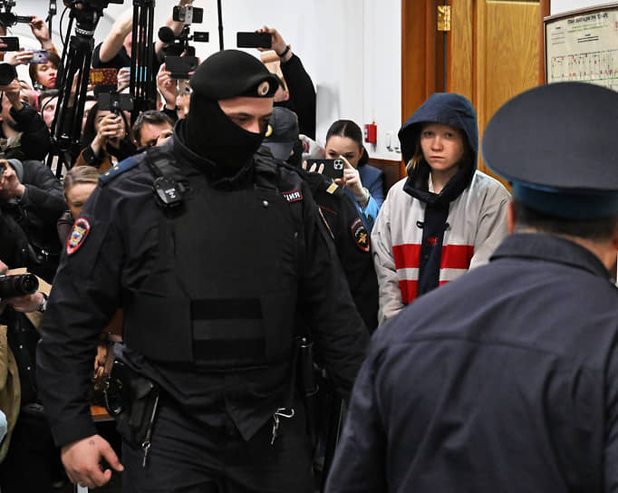 Избрание меры пресечения Дарье Треповой, задержанной по подозрению в причастности ко взрыву в кафе «Стрит-бар» в Санкт-Петербурге и убийству военного корреспондента Владлена Татарского, в Басманном районном суде.