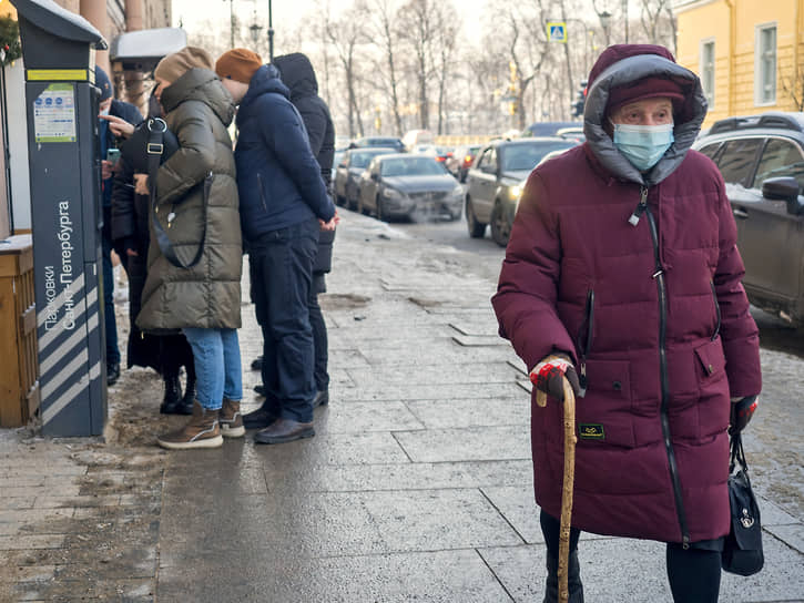 Водители возле паркомата в центре Петербурга, оплачивающие платную парковку. 