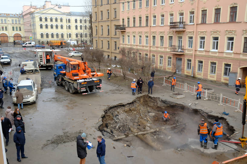 Последствия прорыва трубы и размыва дорожного полотна на улице Дровяная