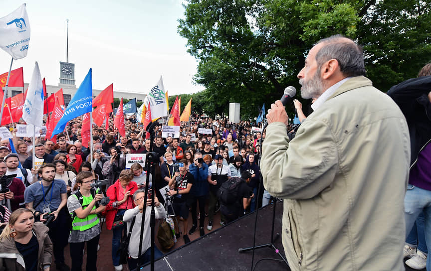 Депутат Законодательного собрания Санкт-Петербурга Борис Вишневский во время митинга