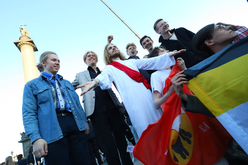 Выпускники на Дворцовой площади во время концерта