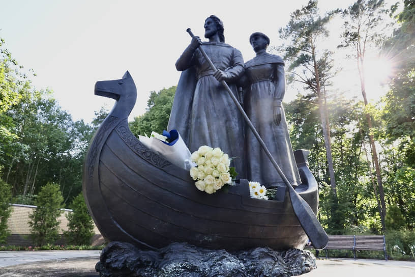 Памятник Петру и Февронии Муромским в Санкт-Петербурге