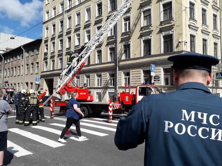 Пожар на Греческом проспекте в Центральном районе Санкт-Петербурга. Эвакуация людей.