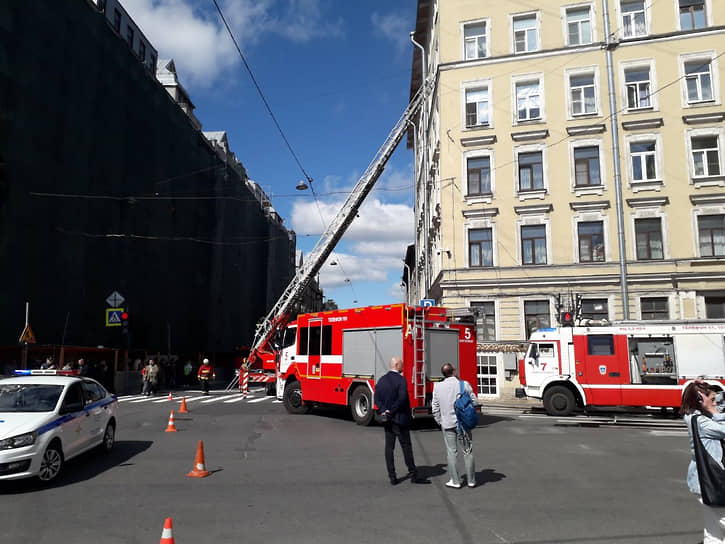 Пожар на Греческом проспекте в Центральном районе Санкт-Петербурга. Эвакуация людей.