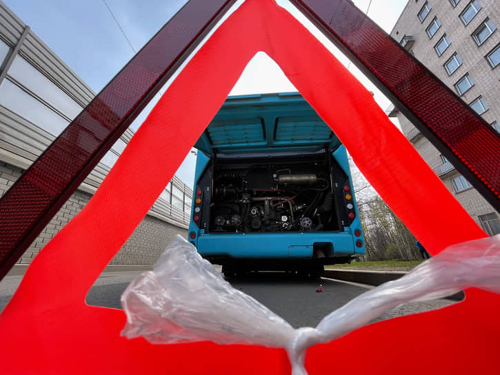 Сломавшийся автобус "Волгабас" на городской улице.