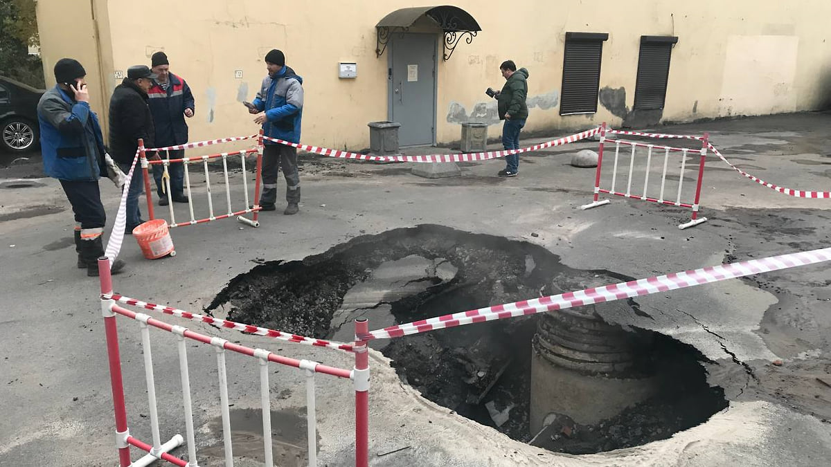 Прорыв трубы с кипятком возле школы произошел на Лиговском проспекте –  Коммерсантъ Санкт-Петербург