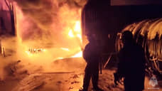 Пожарные потушили пламя в металлическом ангаре в Невском районе Петербурга