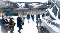 В Петербурге возложили цветы к монументу защитникам Ленинграда на площади Победы