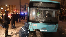 В Петербурге пассажирский автобус заехал на тротуар, где были пешеходы