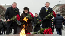 На Пискаревском кладбище возложили цветы к монументу «Мать-Родина»