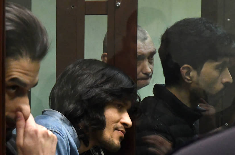 Гражданин Беларуси Александр Мацулевич (второй справа) во время оглашения приговора