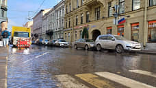 В центре Петербурга из-за коммунальной аварии затопило Караванную улицу