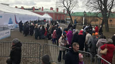 На фестиваль ледовых скульптур в Петропавловской крепости образовалась огромная очередь
