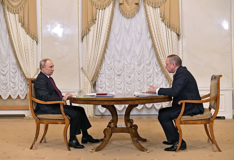Губернатор Санкт-Петербурга Александр Беглов (справа) во время рабочей встречи с президентом РФ Владимиром Путиным.