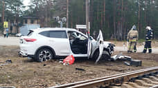 Автомобиль столкнулся с поездом на ж/д переезде у станции Громово в Ленобласти
