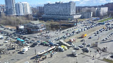 Ретротрамвай въехал в толпу пешеходов на Наличной улице в Петербурге