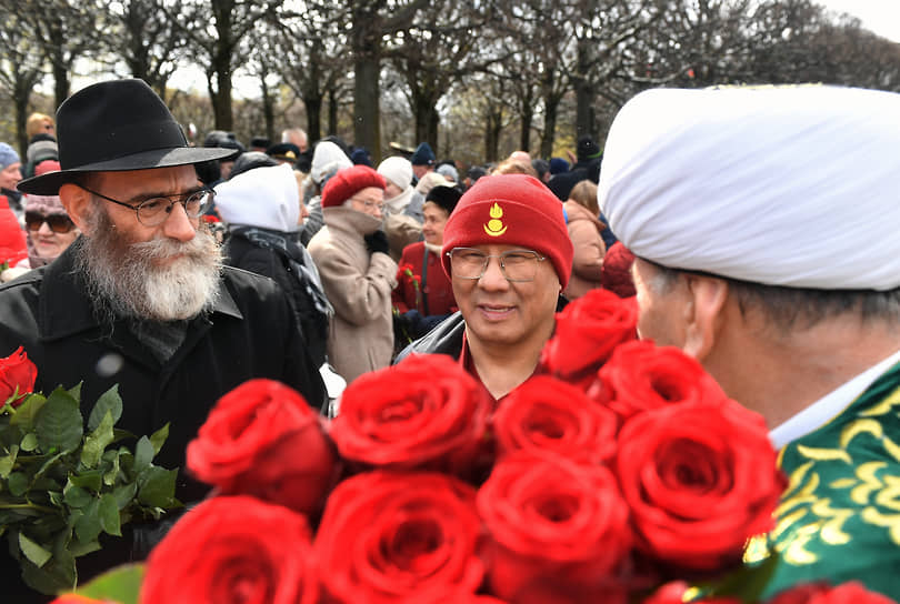 Настоятель Санкт-Петербургского дацана, лама Буда Бадмаев (в центре), главный раввин Санкт-Петербурга Менахим-Мендел Певзнер (слева) и муфтий, председатель Духовного управления мусульман Санкт-Петербурга и Северо-Западного региона России Равиль-Хазрат Панчеев (справа)