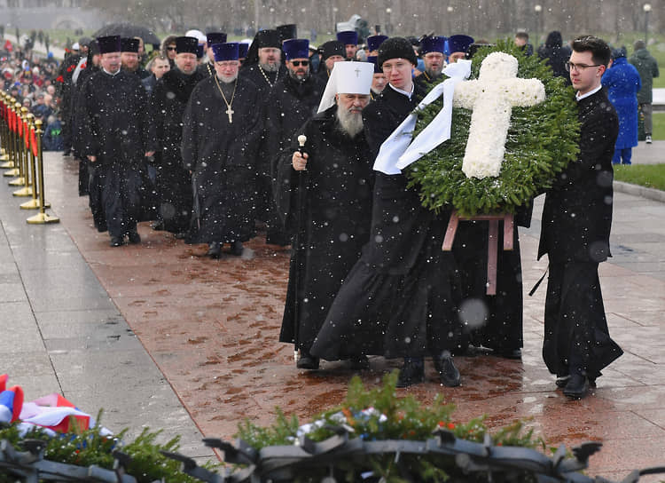 Митрополит Санкт-Петербургский и Ладожский Варсонофий (в центре) 