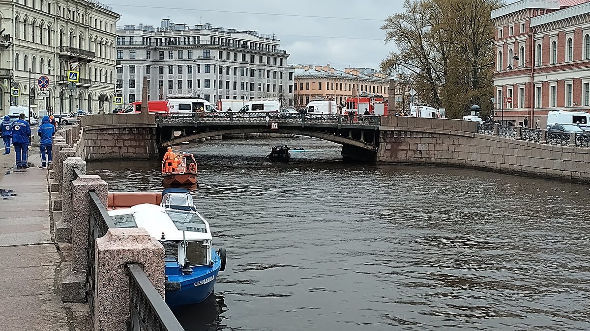 Автобус с пассажирами упал в реку Мойку возле Поцелуева моста – Коммерсантъ  Санкт-Петербург