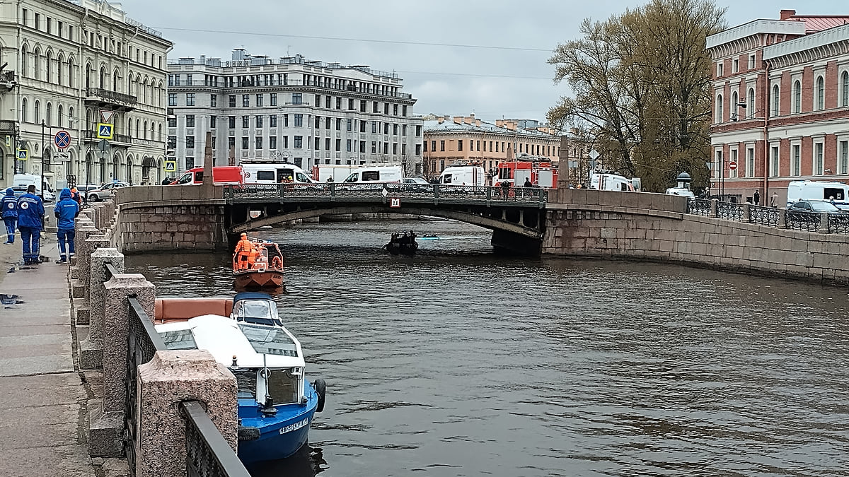 В результате падения автобуса в реку Мойку у Поцелуева моста есть погибшие  – Коммерсантъ Санкт-Петербург