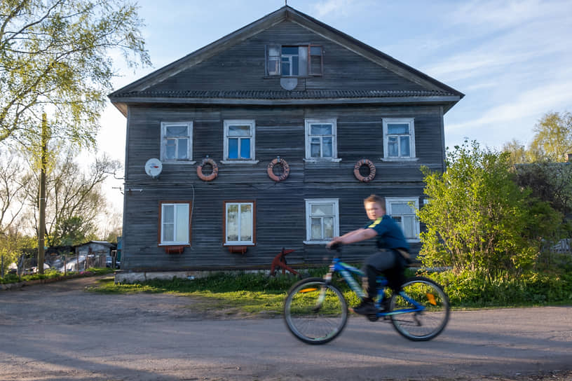 Деревянный двухэтажный дом в городе Новая Ладога Ленинградской области.
