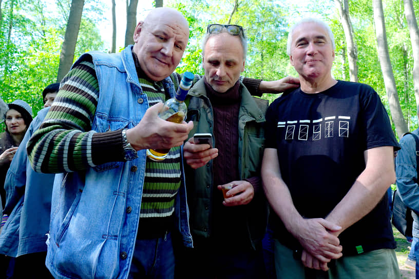 Бас-гитарист, гитарист, автор песен Наиль Кадыров (справа) после прощания на Смоленском кладбище