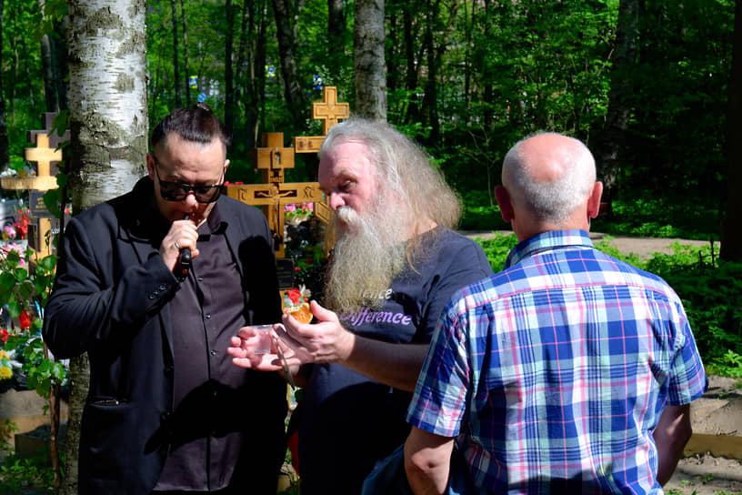 Прощание с музыкальным продюсером и рок-музыкантом Андреем Тропилло на Смоленском кладбище