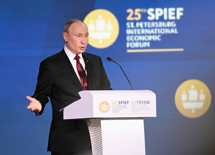 Владимир Путин во время выступления на ПМЭФ-2022