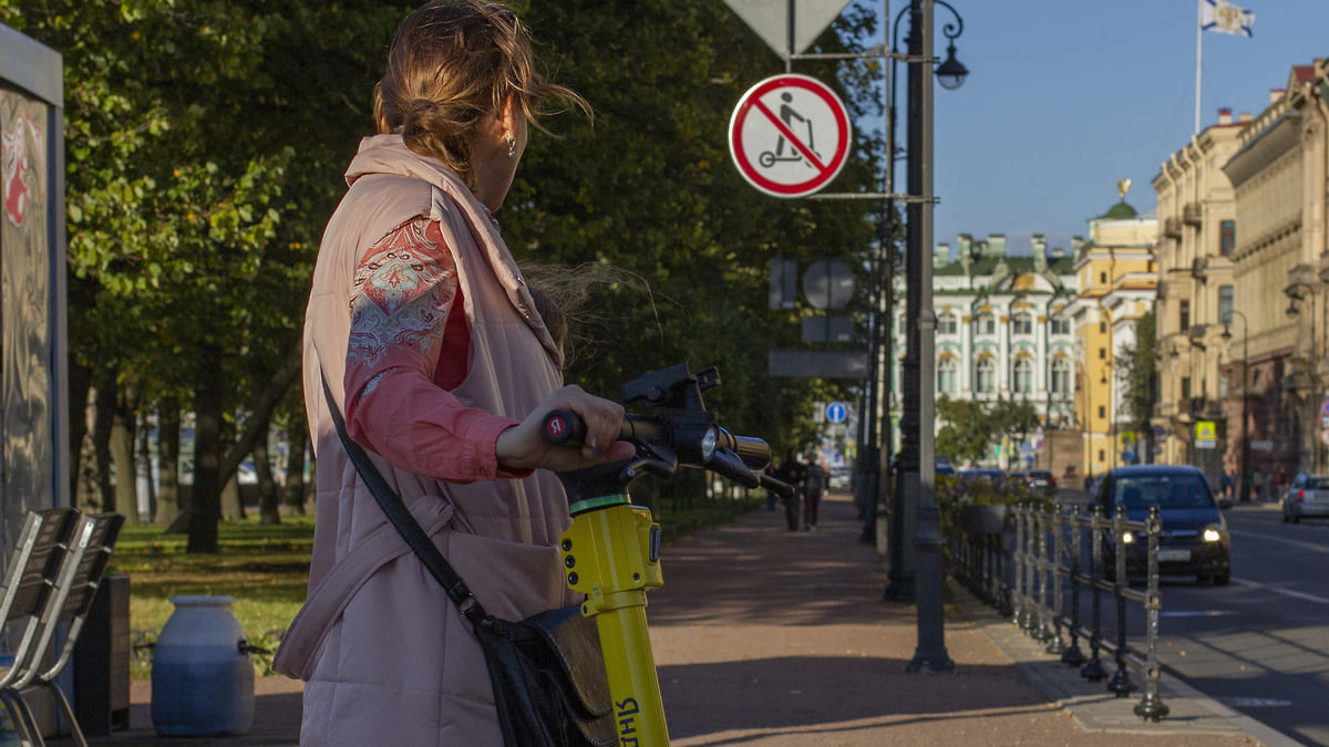 Движение на самокатах во время ПМЭФ-2024 запретили в шести районах  Петербурга – Коммерсантъ Санкт-Петербург